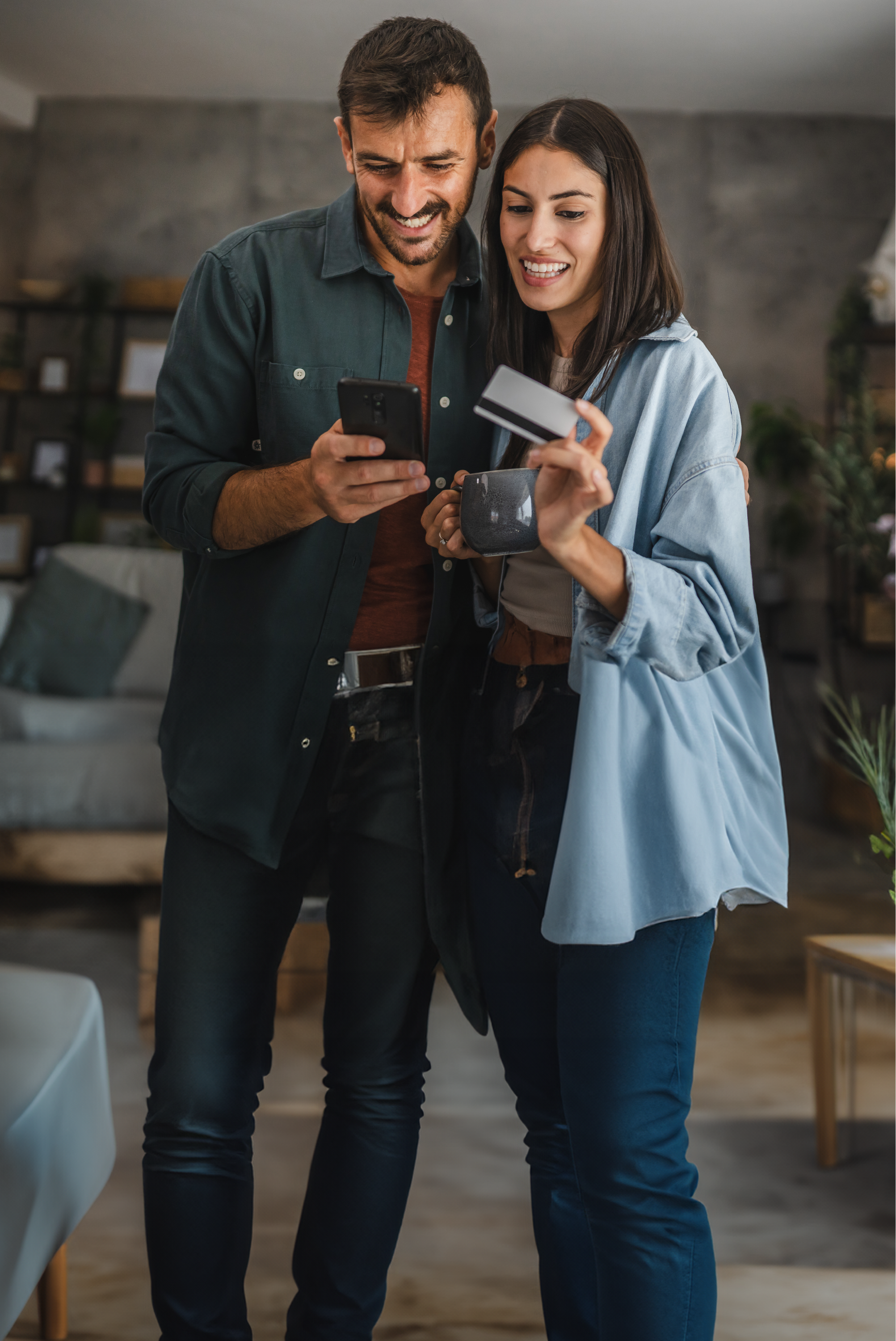 Pareja feliz pagando desde su telefono