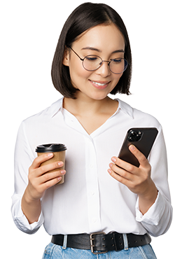 Mujer viendo su teléfono