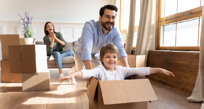 Familia feliz jugando