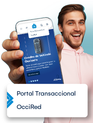 Hombre con app Banco Occcidente