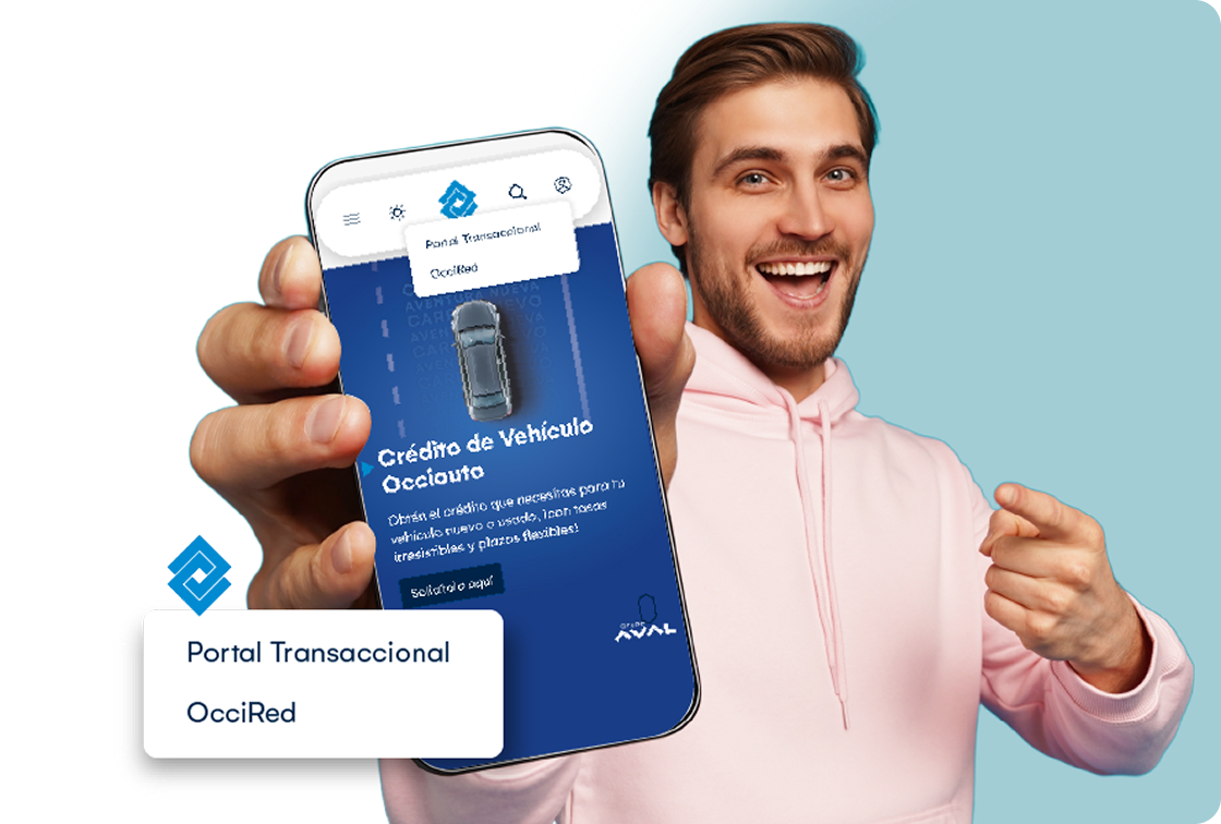 Hombre con app Banco Occcidente