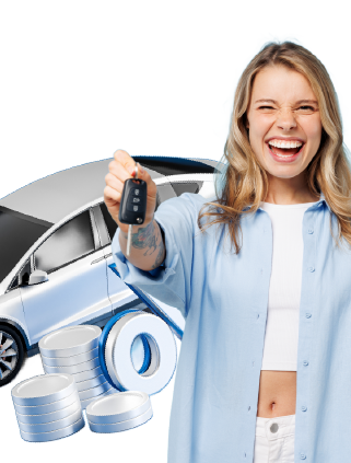 mujer feliz con auto