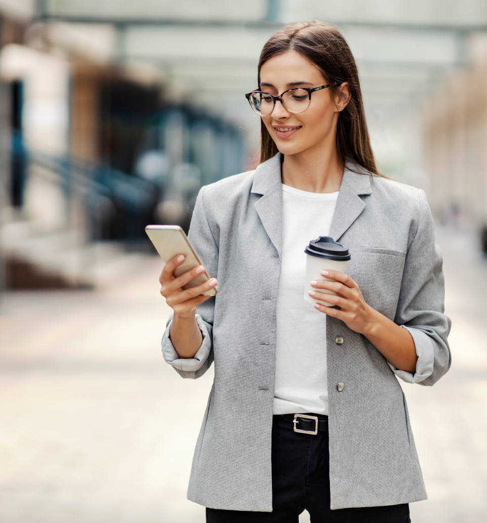 Mujer con su telefono