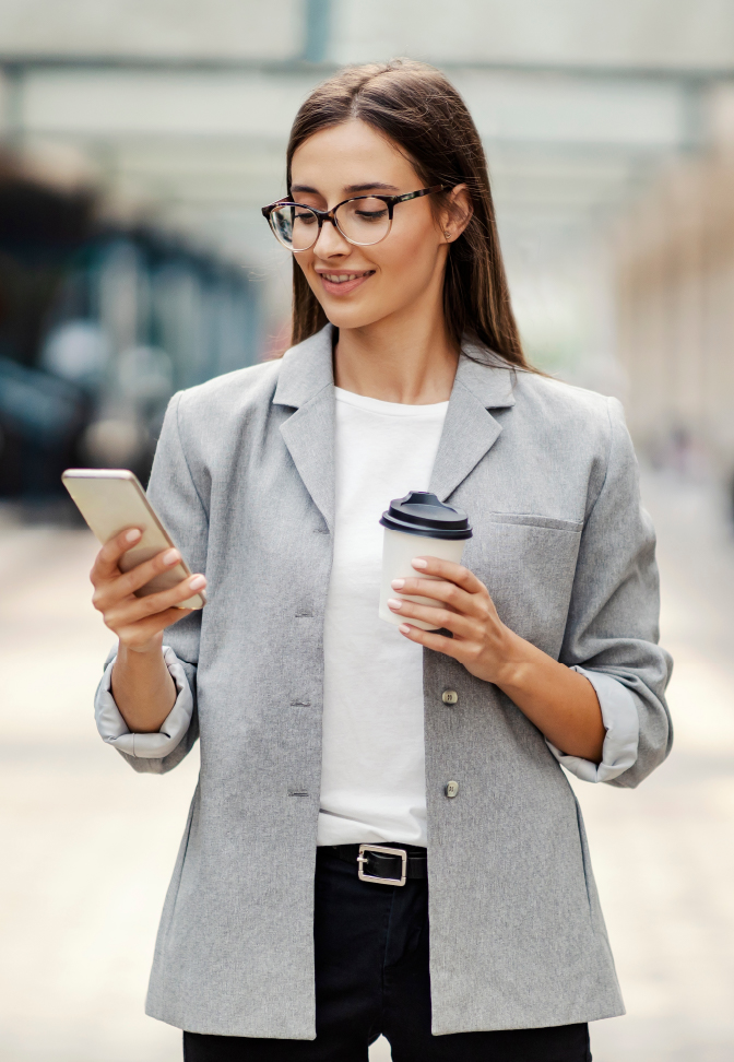 Mujer con su telefono