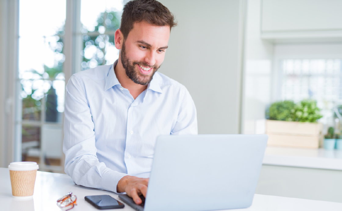 destacado-hombre-laptop Desk