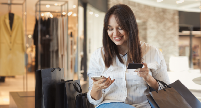 Imagen mujer solicita credito mobile