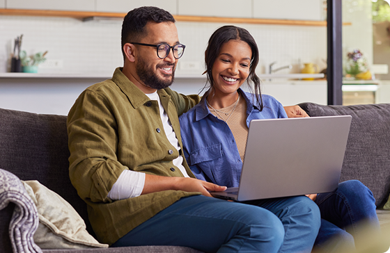 Pareja feliz con laptop