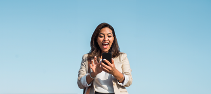Mujer viendo su teléfono sorprendida