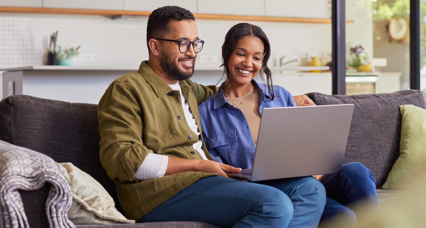 Pareja feliz con laptop