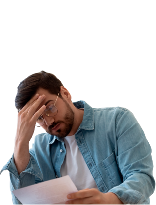 Hombre leyendo documento