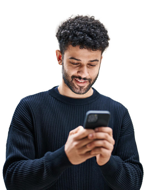 Hombre feliz viendo su teléfono