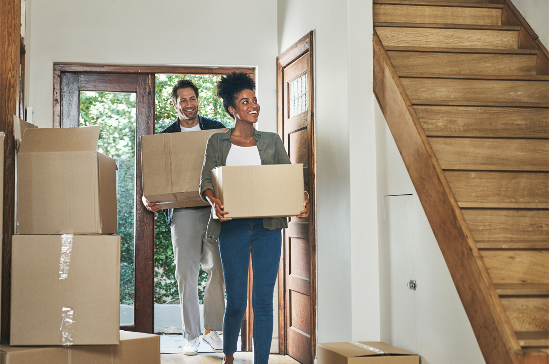 Pareja cargando cajas de cartón