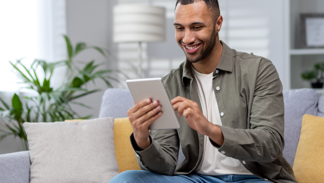 Hombre feliz en su tablet