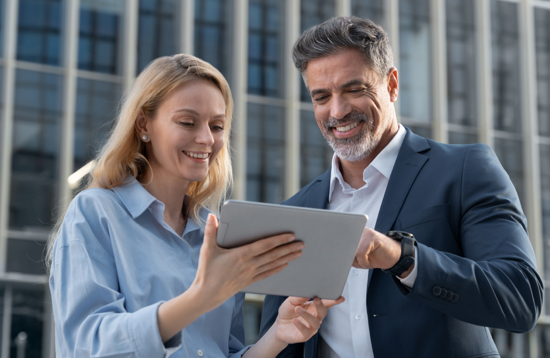 Pareja feliz con tablet