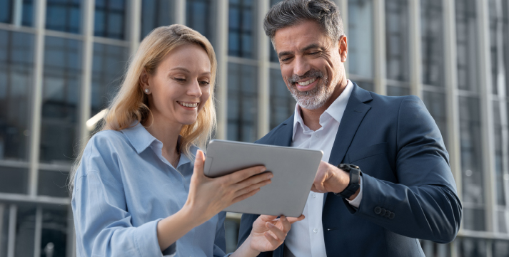 Pareja feliz con tablet