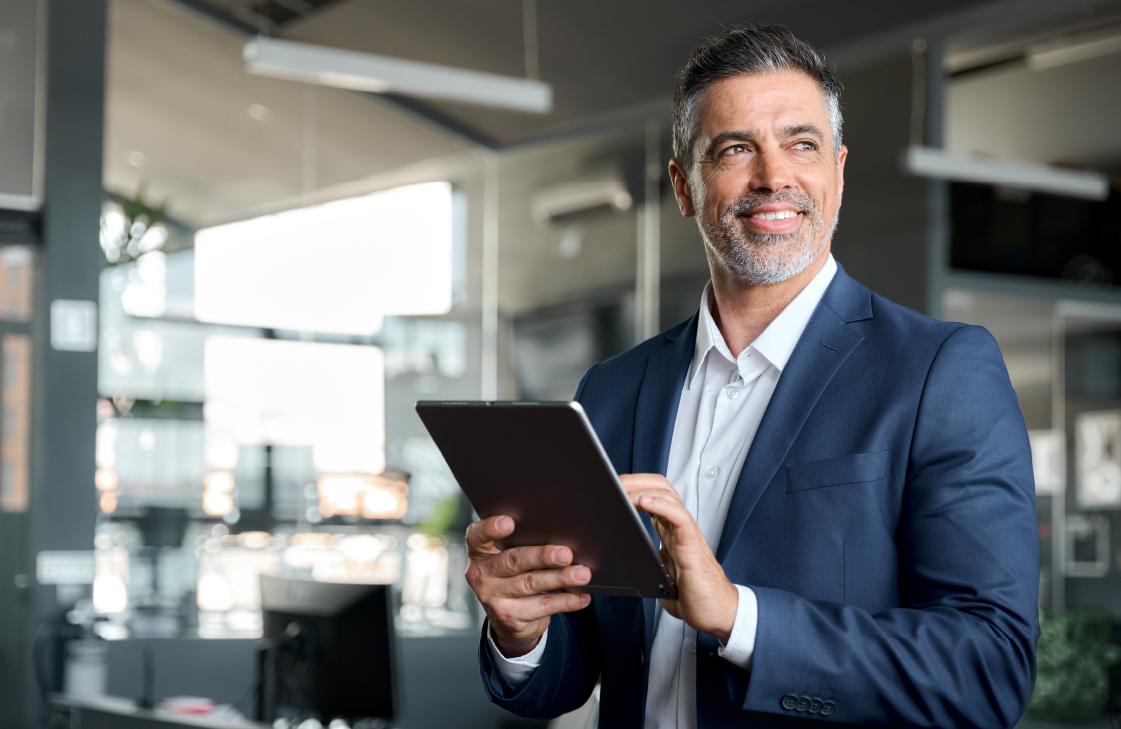 Empresario feliz en su tablet