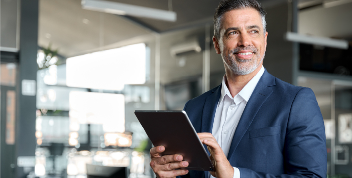 Empresario feliz en su tablet