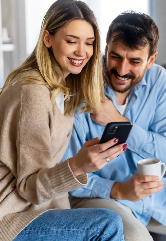 Pareja feliz con su telefono