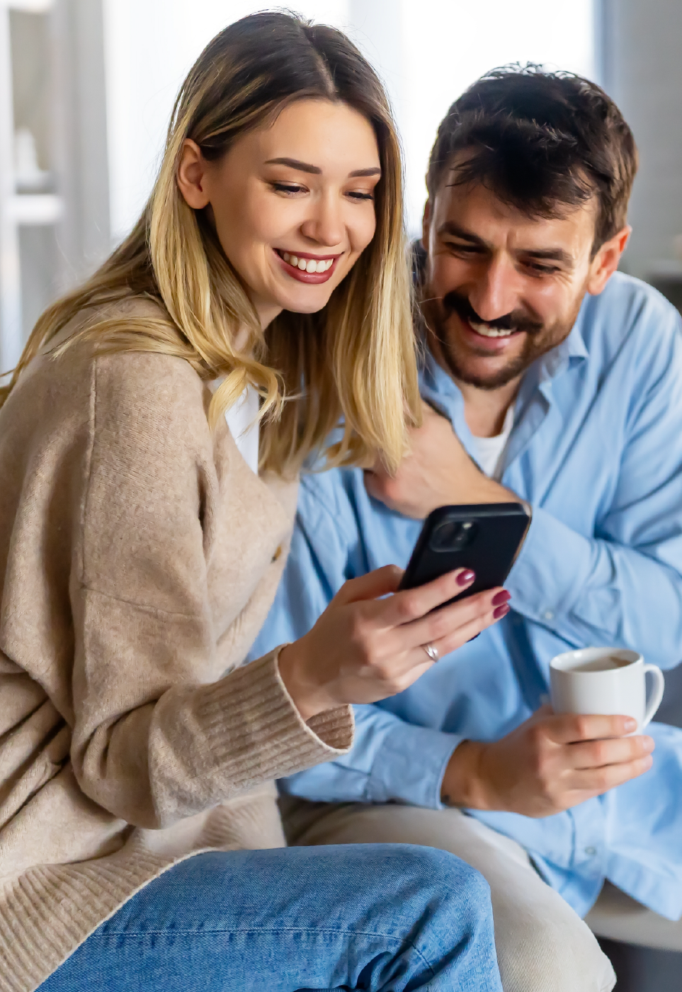 Pareja feliz con su telefono