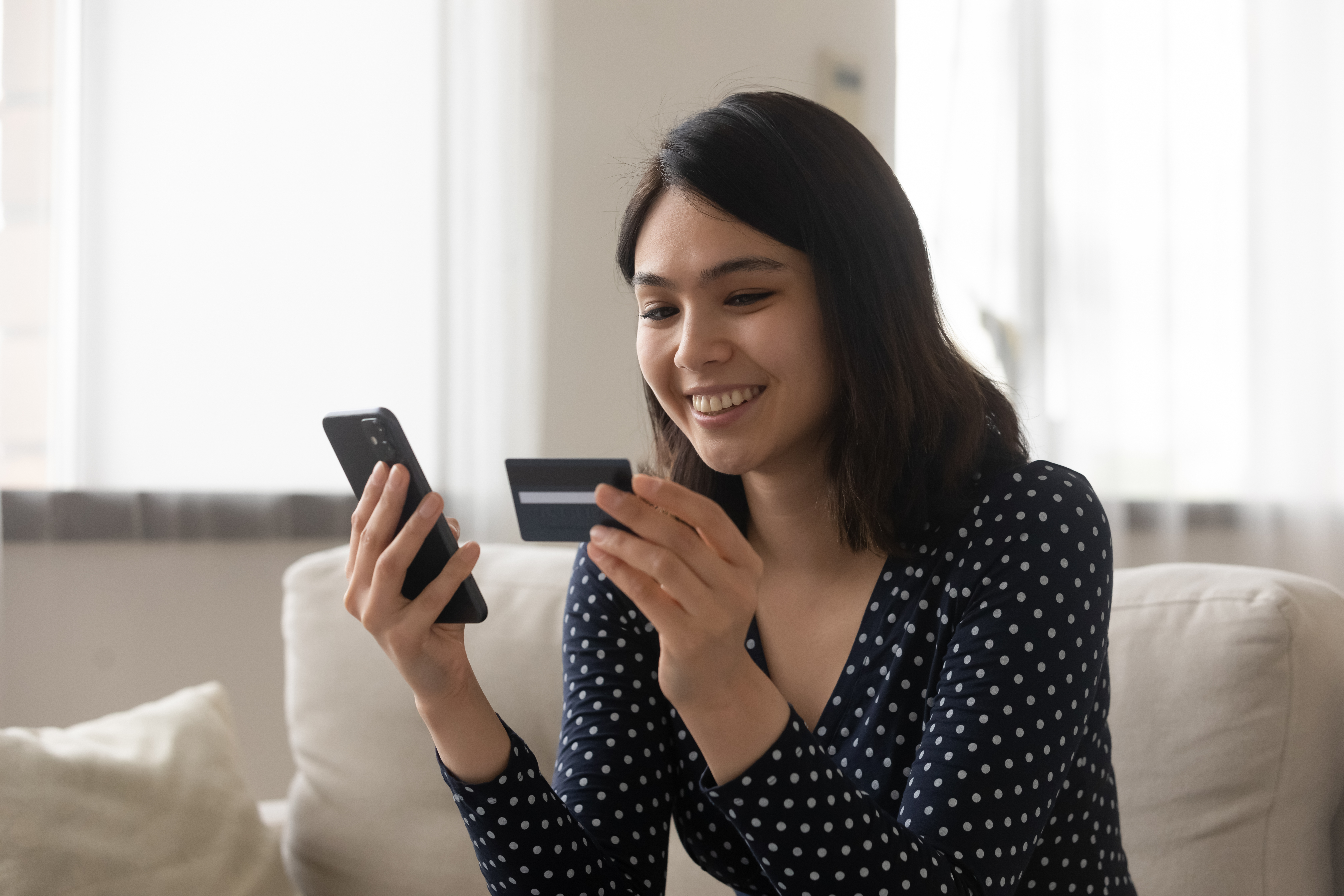 imagen mujer feliz con tarjeta